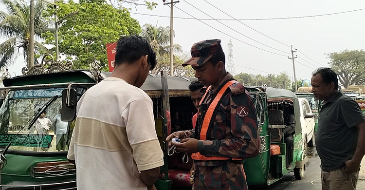 জ্বা'লা'নি তেল পা'চা'র প্র'তিরোধে টেকনাফ সীমান্ত ক'ড়া ন'জরদারি