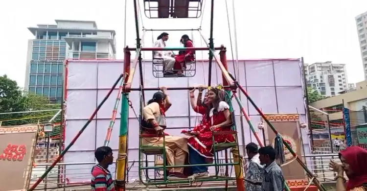 নাগরদোলার আনন্দে মেতেছে তরুণ-তরুণীরা