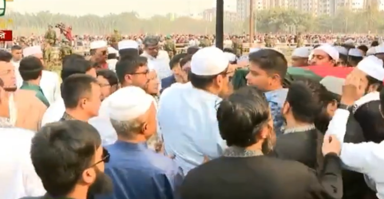 হাদির লাশ কাঁধে তুলে নিলেন সহযোদ্ধারা