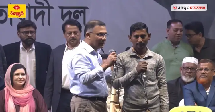 ভ্যান চালককে ডেকে মঞ্চে তুললেন তারেক রহমান