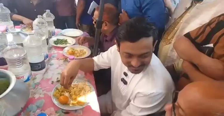 রাস্তার পাশে ভ্রাম্যমাণ দোকানে খেলেন নাসিরুদ্দিন পাটওয়ারী