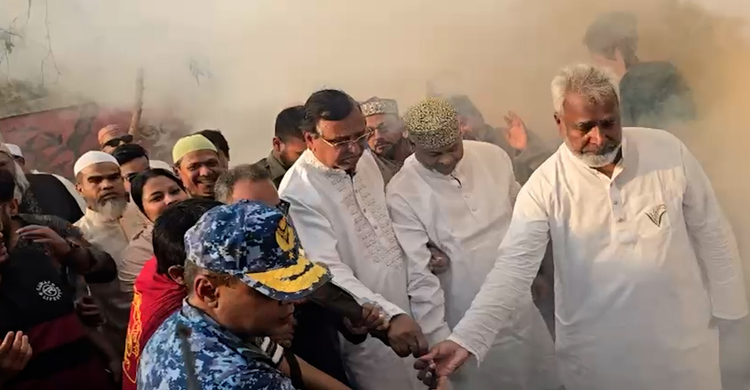 মশক নিধনে অংশ নিলেন ডিএসসিসি'র প্রশাসক আবদুস সালাম ও এমপি হামিদ