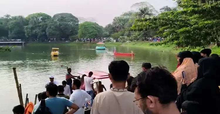 শুক্রবার ছুটির বিকেলে রমনায় জনসাধারণের উপচে পড়া ভিড়