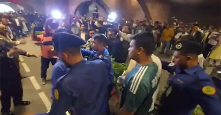 সেই ‘১০ নম্বর জার্সি’ পরেই শপথ নিতে সংসদে হাসনাত আবদুল্লাহ