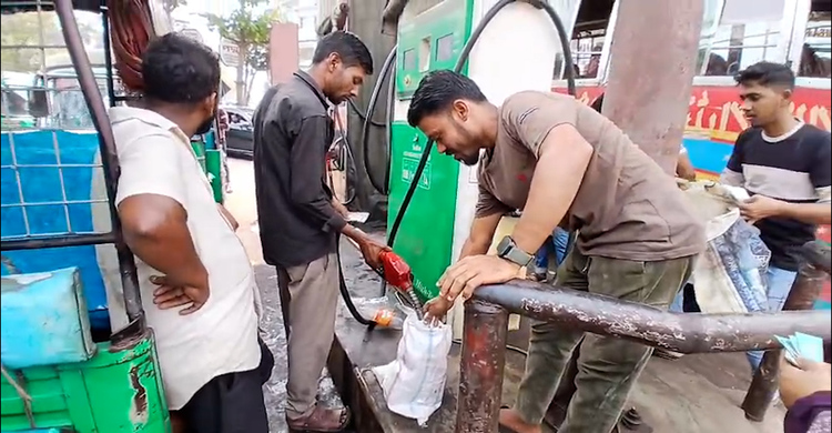 চট্টগ্রামে ড্রামে ড্রামে বিক্রি হচ্ছে জ্বা'লা'নি তেল, হচ্ছে কৃত্রিম মজুদ