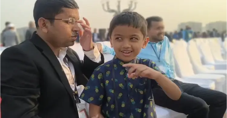 দক্ষিণ প্লাজায় ঐতিহাসিক মুহূর্তে এক শিশুর উচ্ছ্বাস