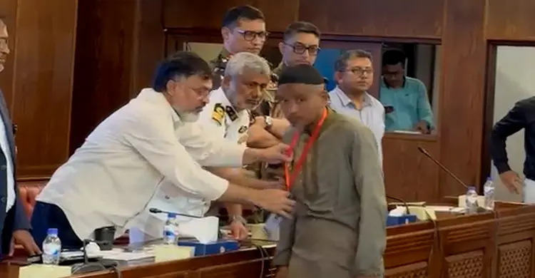 নির্ধারিত স্থানে হকারদের জন্য ডিএসসিসির ডিজিটাল আইডি কার্ড বিতরণ