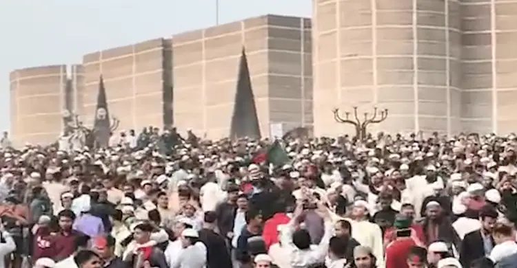 হাদির জানাজা শেষে সংসদ ভবনে জনতা