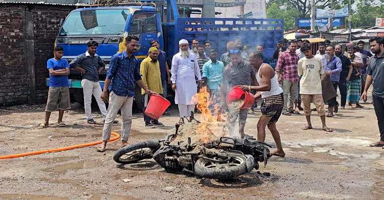 মুন্সিগঞ্জে পাম্পে তেল নেওয়ার পর হঠাৎ আগুন, পুড়ে ছাই মোটরসাইকেল