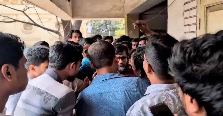 জবি ছাত্রদলের ‘সুপার ফাইভ’ এর নেতৃত্বে সাংবাদিকদের ওপর হামলা!