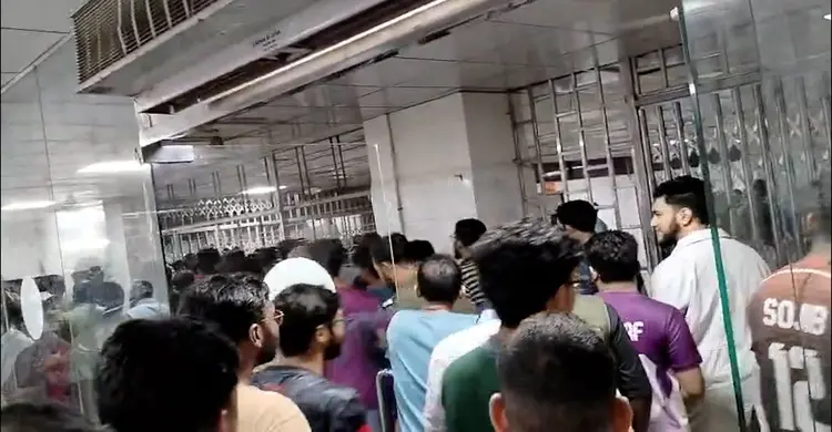 ঢাবি শিক্ষার্থীদের সঙ্গে ঢামেক চিকিৎসকদের হা তা হা তি, বন্ধ জরুরি বিভাগ