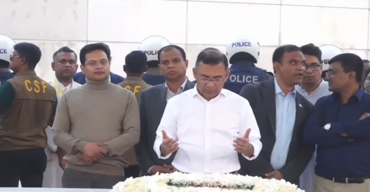 জিয়াউর রহমানের কবর জিয়ারতের সময় আবেগাপ্লুত তারেক রহমান