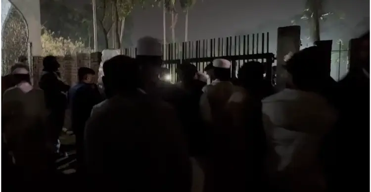 হাদির কবর দেখতে ঢাবি কেন্দ্রীয় জামে মসজিদের পাশে জনস্রোত