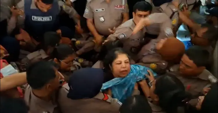 আদালতে হট্টগোল/ হুড়োহুড়িতে যেভাবে সিঁড়িতে পড়ে গিয়েছিলেন শিরীন শারমিন