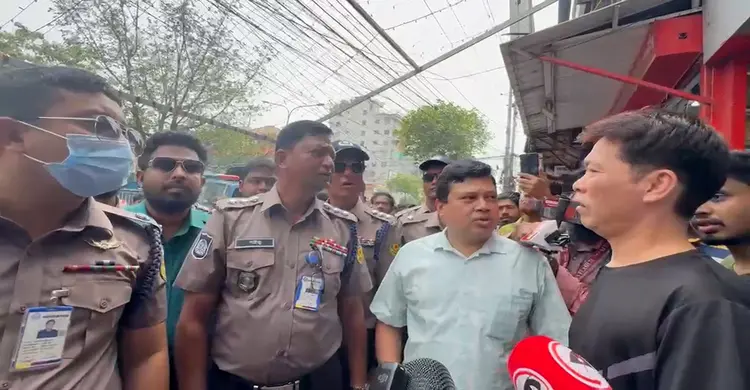 ডিএমপির উচ্ছেদ অভিযানে ইংরেজি না বুঝায় বিপাকে কোরিয়ান যুবক |