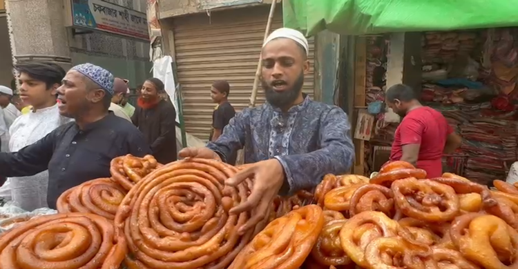 চকবাজারে চারশ বছরের ঐতিহ্যবাহি ইফতার উৎসব