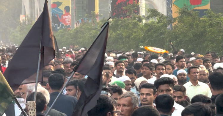 জানাজা শেষে হেঁটে গন্তব্যে ফিরছেন মানুষ