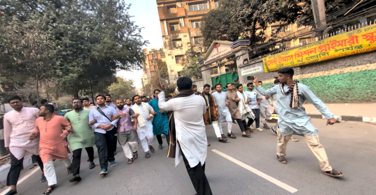 হাদির ওপর হামলার প্রতিবাদে জবি শিক্ষার্থীদের বিক্ষোভ মিছিল