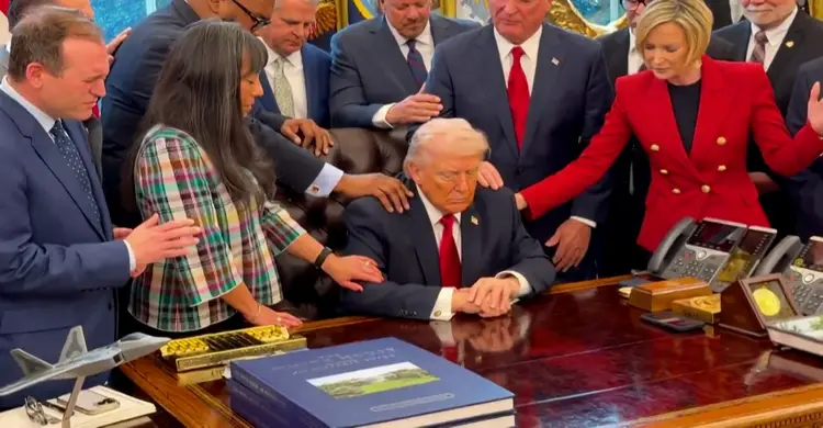 ইরান যুদ্ধে জয়ী হতে এবার ধর্মীয় নেতাদের আর্শীবাদ নিলেন ট্রাম্প