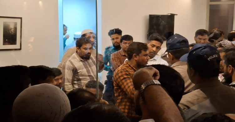 সচিবালয় ভাতার দাবিতে অর্থ উপদেষ্টাকে অবরুদ্ধ করে রেখেছেন কর্মচারীরা