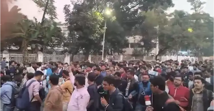 ওসমান হাদিকে হত্যাচেষ্টার প্রতিবাদে ছাত্রদলের বিক্ষোভ মিছিল