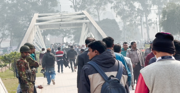 বিএনপি চেয়ারপার্সন খালেদা জিয়ার কবর জিয়ারত করতে সাধারণত মানুষের ঢল