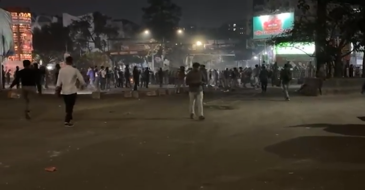 আন্দোলনকারীদের ছত্রভঙ্গ করতে পুলিশের সাউন্ড গ্রেনেড ও টিয়ারশেল নিক্ষেপ