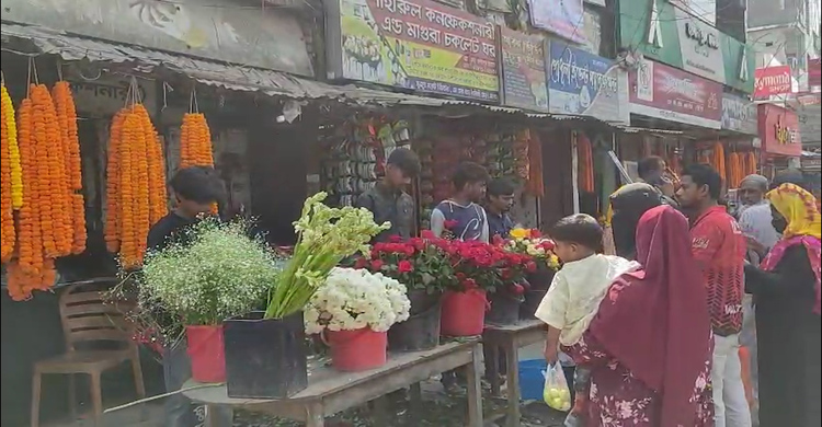 পহেলা ফাল্গুন ও ভালোবাসা দিবসে মাগুরায় ফুলের দোকানগুলােত উপচে পড়া ভিড়