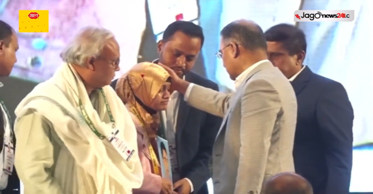 নির্যাতনের শিকার পরিবারের সদস্যদের কথা শুনে আবেগাপ্লুত হয়ে পড়লেন তারেক রহমান