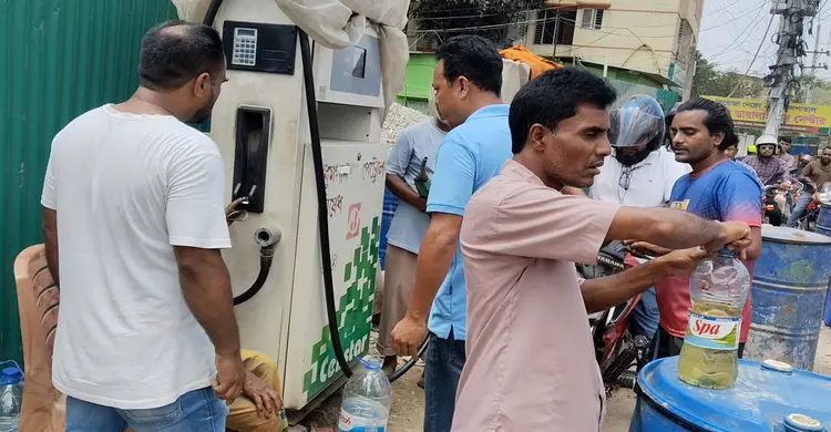 পাম্পে বোতলে তেল বিক্রির ভিডিও করায় সাংবাদিককে হেনস্তার অভিযোগ