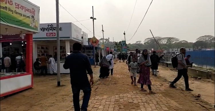 পাঠক-দর্শনার্থীর ভিড়ে মুখরিত বইমেলা প্রাঙ্গণ