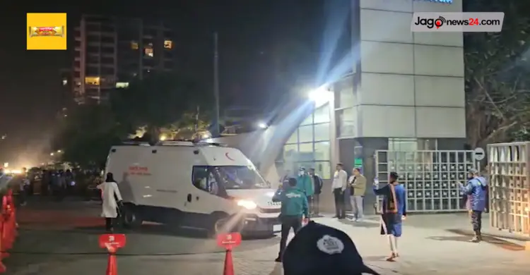 বিশেষ অ্যাম্বুলেন্সে এভারকেয়ার হাসপাতালে হাদি