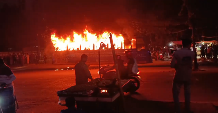 গুলশান-বাড্ডা লিংক রোডে দেওয়ান পরিবহনের বাসে আগুন