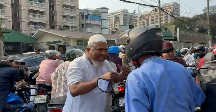 পেট্রোল পাম্পে জ্বালানি তেল নেওয়াকে কেন্দ্র করে চালকদের মধ্যে বাকবিতন্ডা