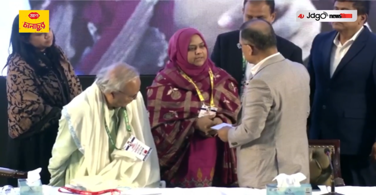 মায়ের হাতে লেখা চিঠি তারেক রহমানকে তুলে দিলেন নির্যাতিত পরিবারের এক সদস্য