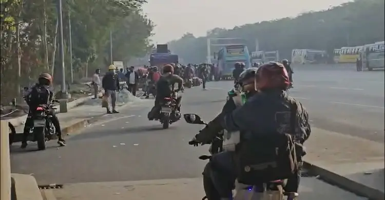 নির্বাচনী যাত্রায় পদ্মা পাড়ে যানজট