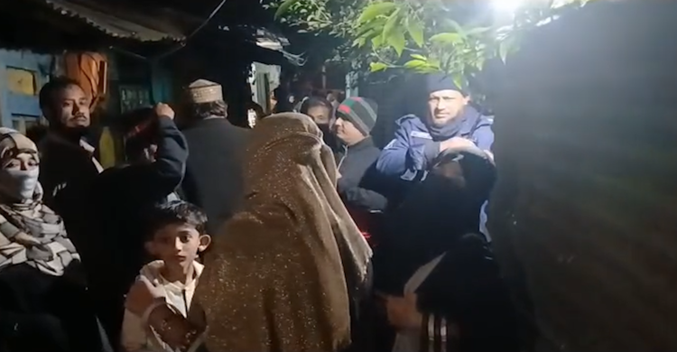 ওসমান হাদির গ্রামের বাড়িতে পাড়া প্রতিবেশীদের ভীড়