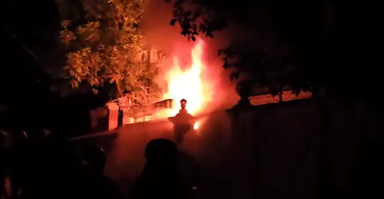 সাবেক পার্বত্য মন্ত্রী বীর বাহাদুরের বাসায় বিক্ষুব্ধ জনতার অগ্নিসংযোগ