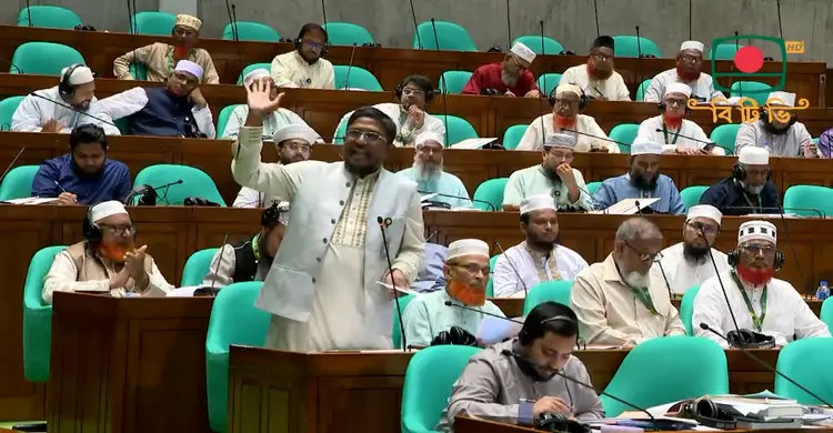 সংসদে এত পরিমাণে তেল অপচয় হচ্ছে, বাইরে আর তেল খুঁজে পাওয়া যাচ্ছে না : কামাল হোসেন