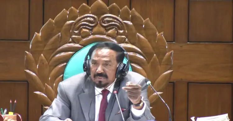 যান্ত্রিক ত্রুটির কারণে অন্য সদস্যের মাইকে কথা বলতে বললেন স্পিকার