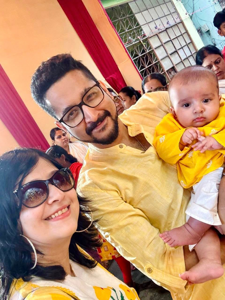 ছেলেকে নিয়ে প্রথম পূজা পরমব্রত-পিয়ার, শৈশবে ফিরলেন অভিনেতা