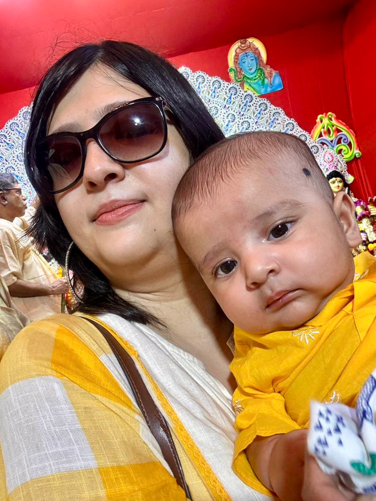 ছেলেকে নিয়ে প্রথম পূজা পরমব্রত-পিয়ার, শৈশবে ফিরলেন অভিনেতা