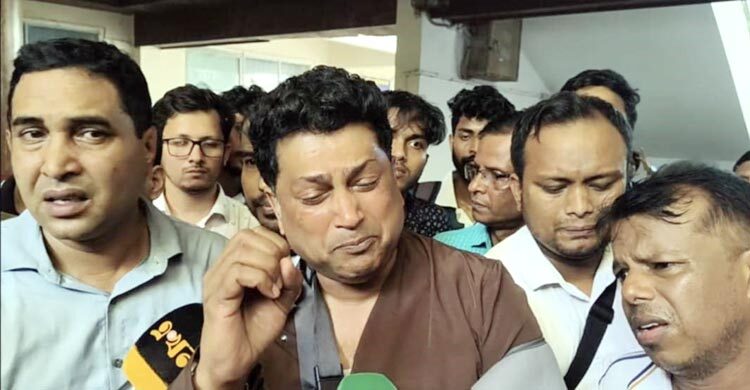 সংঘর্ষে আইনশৃঙ্খলা বাহিনীর সহায়তা না পেয়ে কাঁদলেন উপ-উপাচার্য