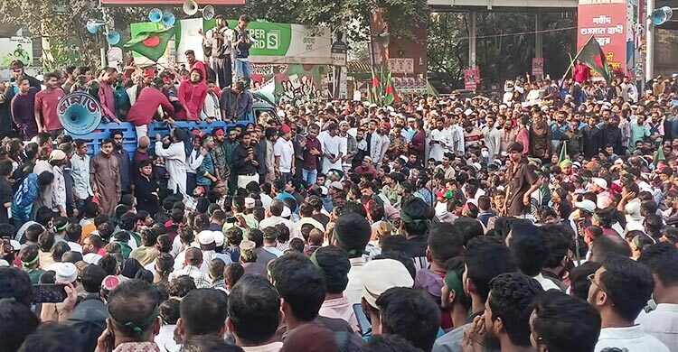 শাহবাগের বিক্ষোভে স্বরাষ্ট্র উপদেষ্টার পদত্যাগ দাবি