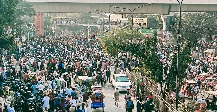 শাহবাগের বিক্ষোভে স্বরাষ্ট্র উপদেষ্টার পদত্যাগ দাবি