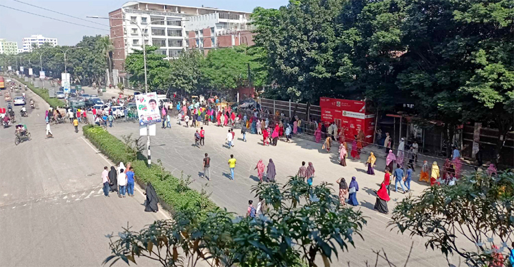 গাজীপুরে পোশাকশ্রমিকদের সড়ক অবরোধ