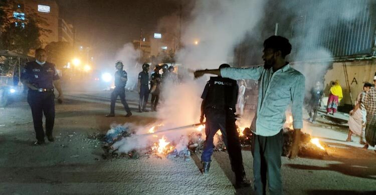 টঙ্গীতে সড়কে আগুন জ্বালিয়ে শ্রমিকদের বিক্ষোভ