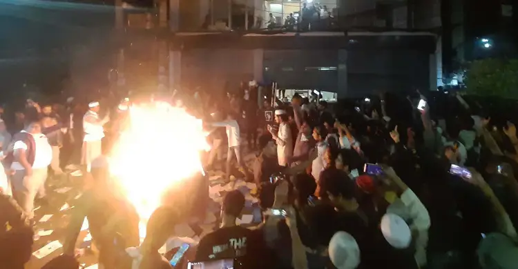 প্রথম আলো-ডেইলি স্টার অফিসে আগুন-ভাঙচুর, ভেতরে আটকা অনেকে