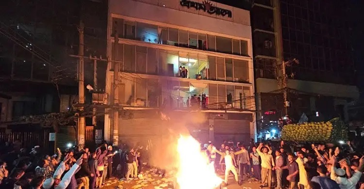 Prothom Alo sues 500 over attack on its office