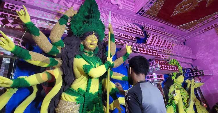 শরীয়তপুরে নজর কেড়েছে ধান দিয়ে তৈরি প্রতিমা